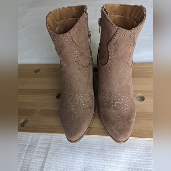 Qupid Austin Nights Embroidered Western Booties in Burlwood size 6 - Picture 2 of 7